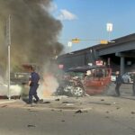 Carambola de tres vehículos en El Paso termina con una camioneta Hummer quemada.