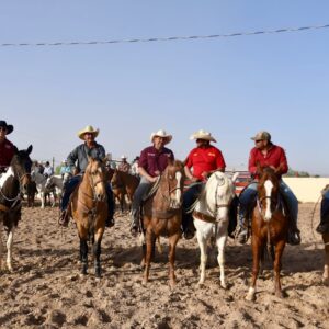 Visita Cruz Pérez Cuéllar a habitantes del Valle de Juárez.