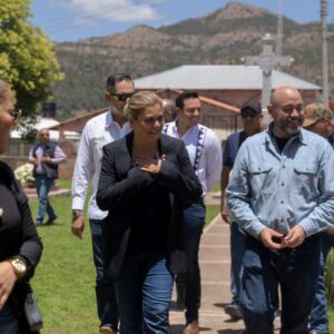Maru Campos acude a ceremonia en memoria de sacerdotes jesuitas en Cerocahui