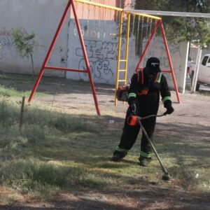 Realizan mantenimiento en parque del fraccionamiento Monumental