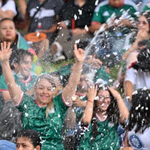 Viven familias juarenses el ambiente mundialista en el Parque Central previo al encuentro entre México e Inglaterra