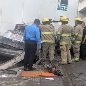 Muere una persona tras choque de vehículo contra el tren en Parque Industrial Juárez