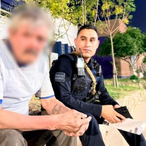 Brindan policías municipales apoyo a adulto mayor desorientado y lo reúnen con su esposa