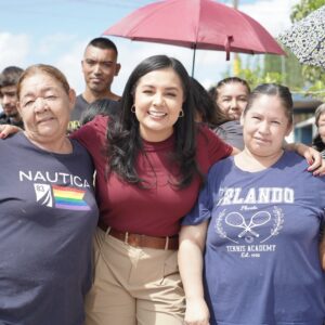Mayra Chávez lleva kits de limpieza a familias afectadas por las lluvias
