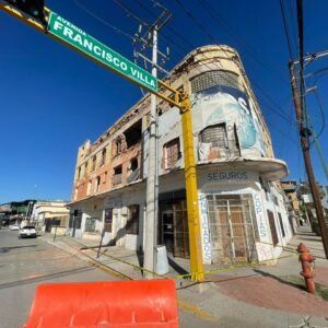 Atienden desprendimiento de estructura en edificio antiguo de la Zona Centro
