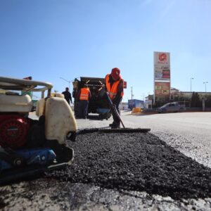 Bacheo Municipal interviene en la avenida Santiago Troncoso