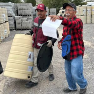 Entrega Desarrollo Social tinacos a más de 300 familias del oriente de Juárez