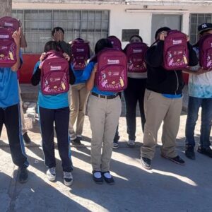 Entrega Municipio mochilas a estudiantes de Samalayuca
