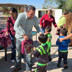 Entregan 3 mil 869 mochilas y 632 loncheras en escuelas del suroriente