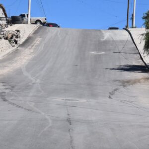 Repavimenta Obras Públicas vialidad en la colonia Puerto Anapra
