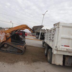 Retira Municipio tierra de arrastre de la avenida Manuel J. Clouthier