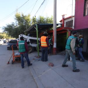 Retiran en operativo de Reordenamiento Urbano tejabán que estaba en la banqueta