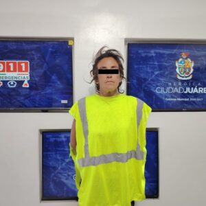Tras cometer falta administrativa mujer es detenida; le aseguran pistola hechiza